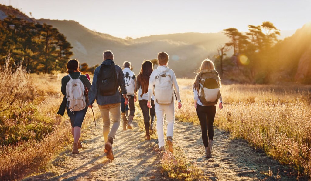 grupo de pessoas fazendo caminhada na natureza